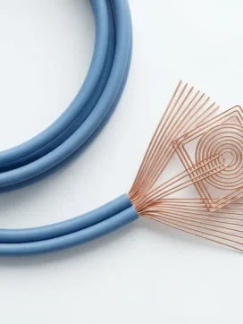 Ethernet kabel met blootliggende koperen draden in geometrische patronen op witte ondergrond, bovenaanzicht