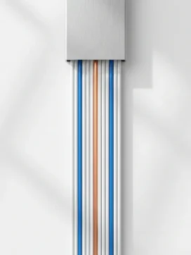 Bundel witte en blauwe ethernetkabels uit metalen kabelgoot, parallel gerangschikt op wit oppervlak met één koperen kabel