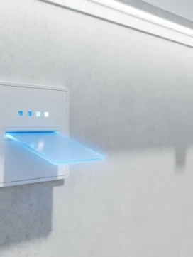 Moderne keycard wordt ingestoken in wit toegangscontrolepaneel op betonnen muur met blauwe beveiligingsindicatoren