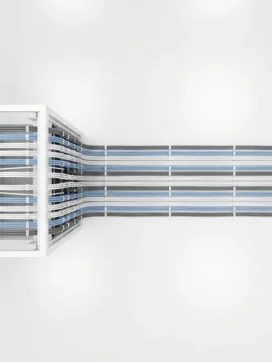 Georganiseerde serverrack met witte, blauwe en grijze ethernetkabels in geometrische patronen in moderne witte serverruimte