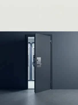 Zware stalen deur op een kier met zichtbare serverruimte op de achtergrond, minimalistische compositie in marineblauw en grijs.