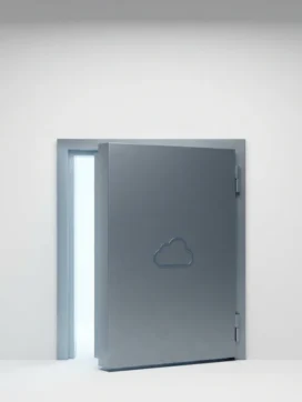 Zware stalen kluisdeur op een kier met lichtstraal, wolk-vormige uitsparing in het staal, minimalistische digitale kunst in grijs en staalblauw.