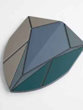 Schild verdeeld in geometrische segmenten in leisteenblauw, warmgrijs en diepgroenblauw, symbool voor uiteenlopende sectorvereisten.